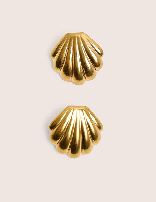 Pendientes dorados con detalle de concha