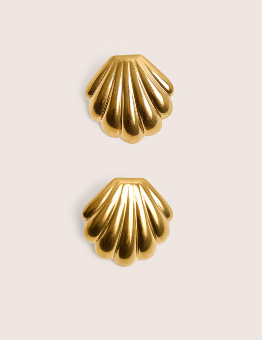 Pendientes dorados con detalle de concha