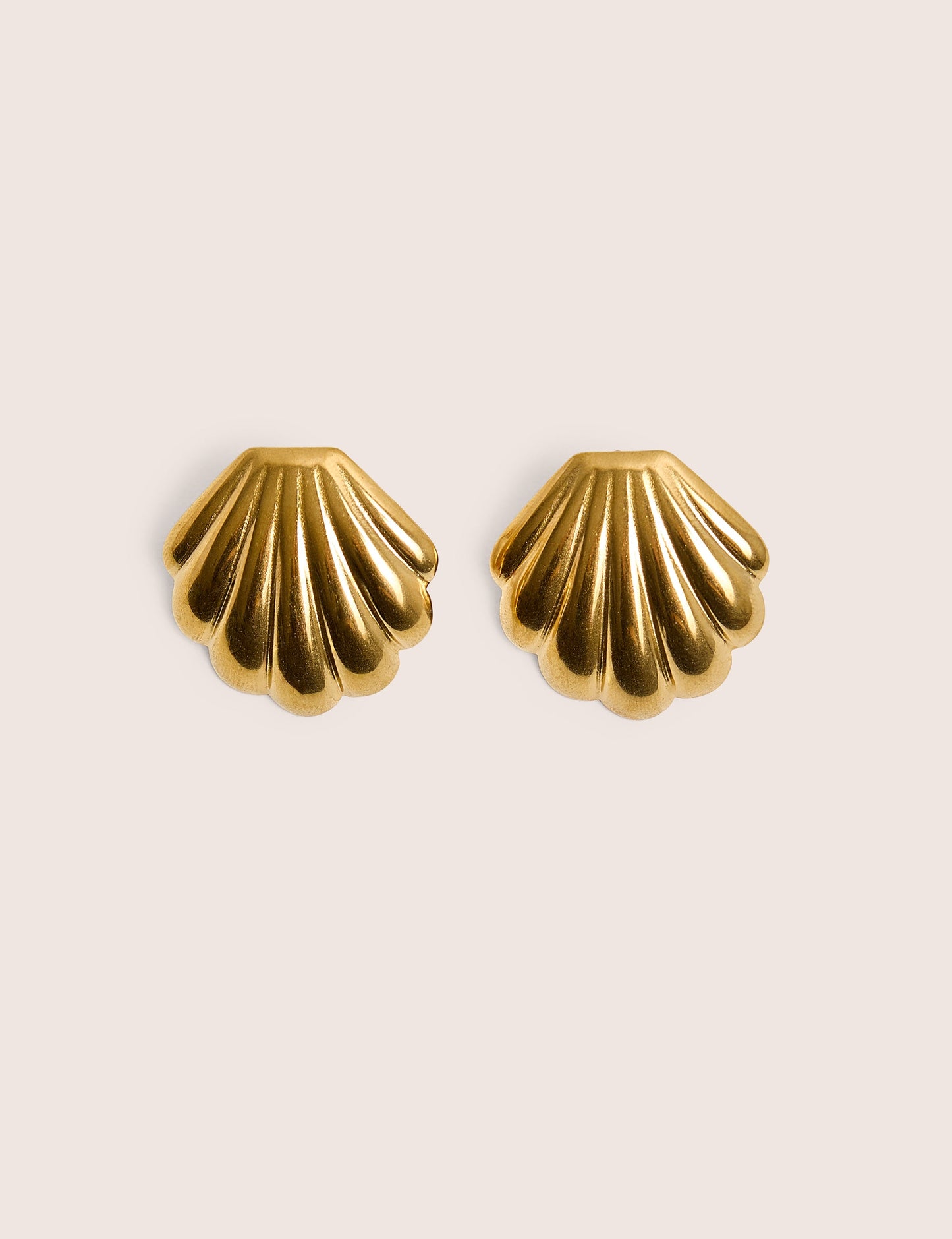 Pendientes dorados con detalle de concha