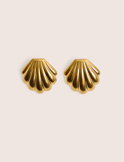 Pendientes dorados con detalle de concha