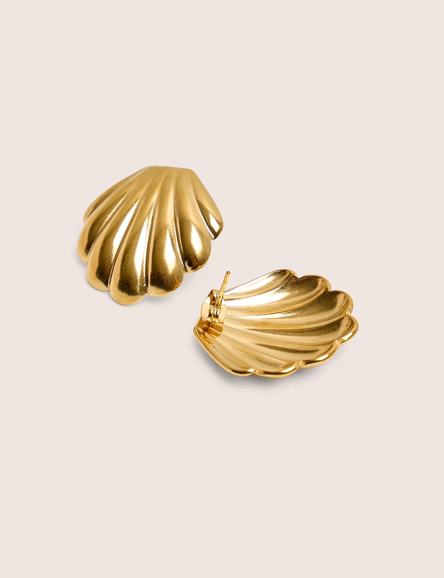 Pendientes dorados con detalle de concha