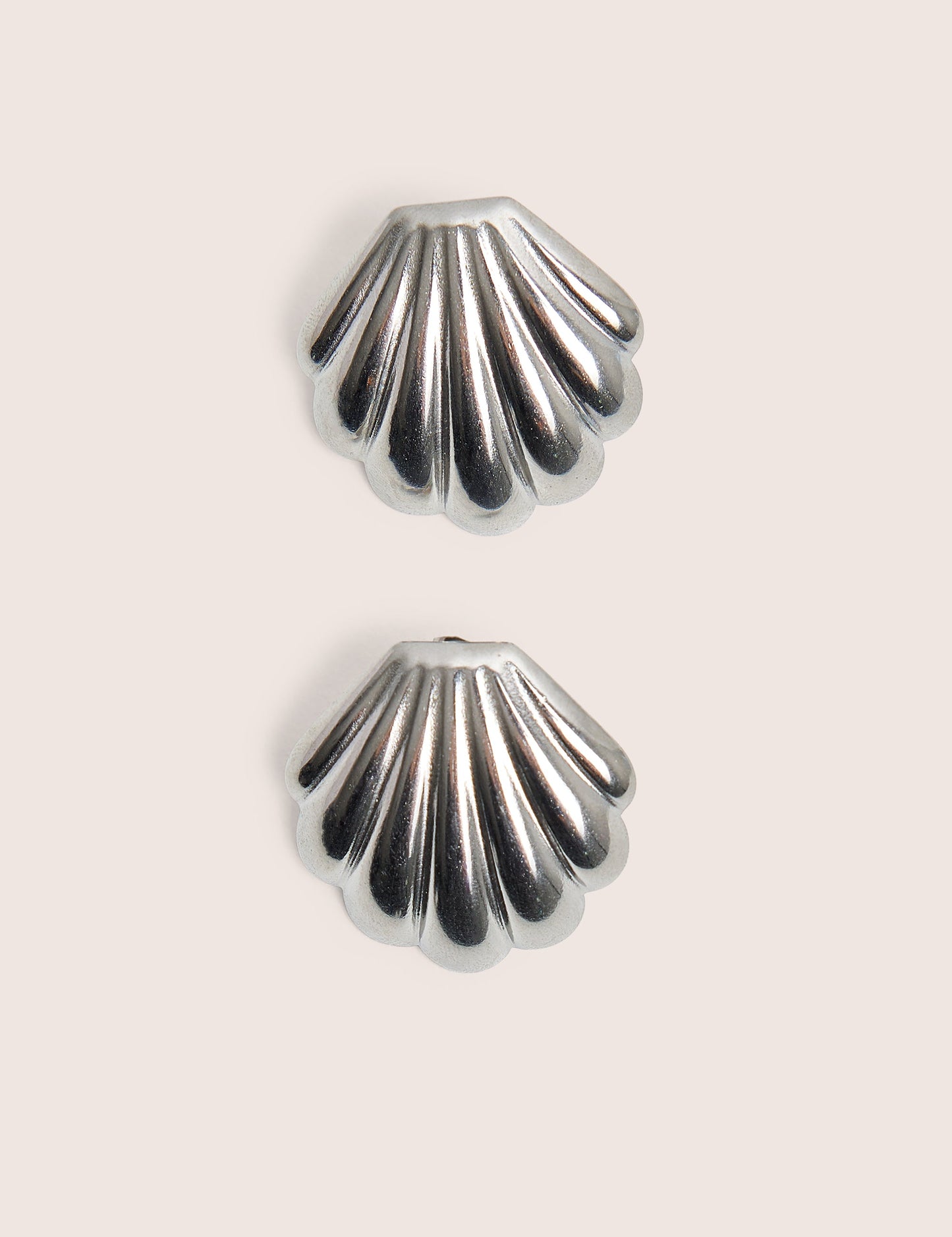 Pendientes de plata con detalle de concha