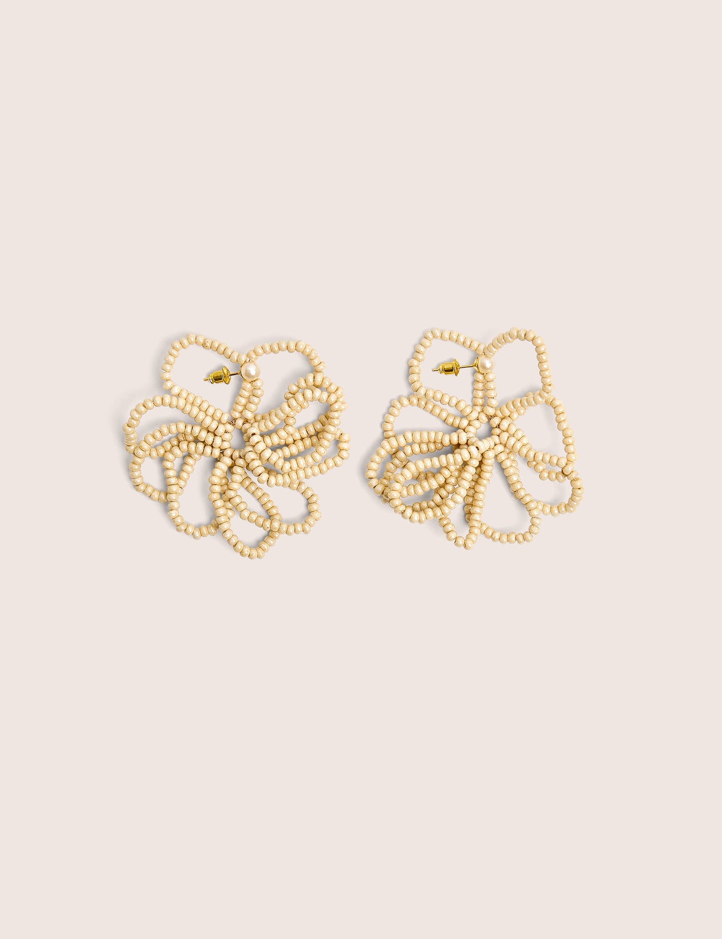 Pendientes de flores con cuentas color beige