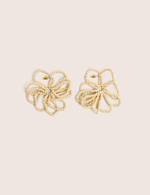 Pendientes de flores con cuentas color beige