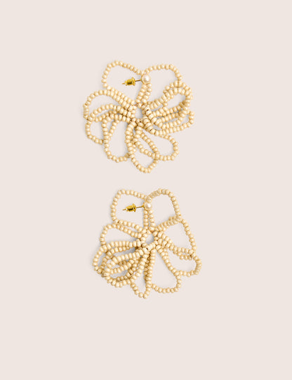 Pendientes de flores con cuentas color beige