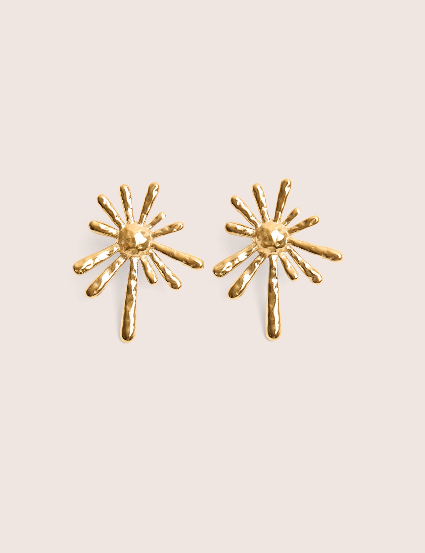 Aretes chapados en oro con forma de estrella abstracta