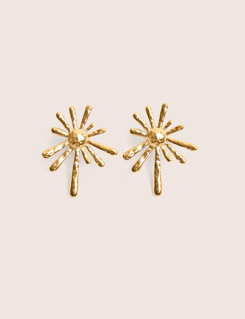 Aretes chapados en oro con forma de estrella abstracta