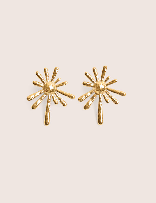 Aretes chapados en oro con forma de estrella abstracta