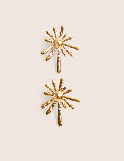 Aretes chapados en oro con forma de estrella abstracta