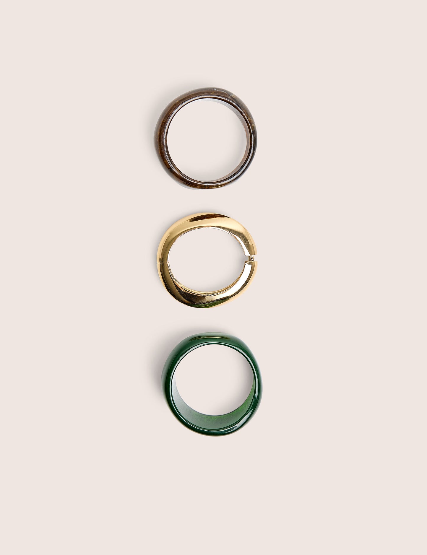 Paquete de tres brazaletes de resina y oro