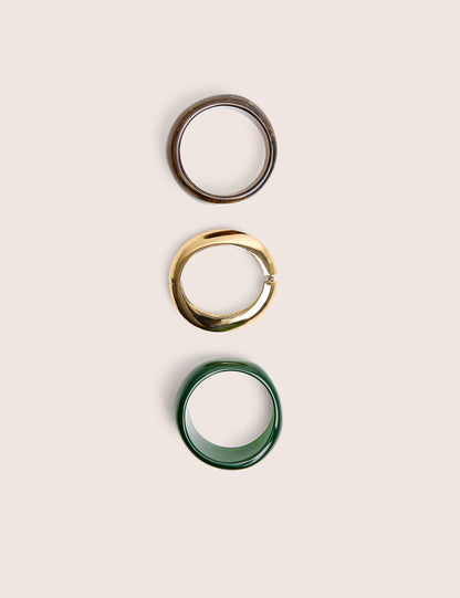 Paquete de tres brazaletes de resina y oro