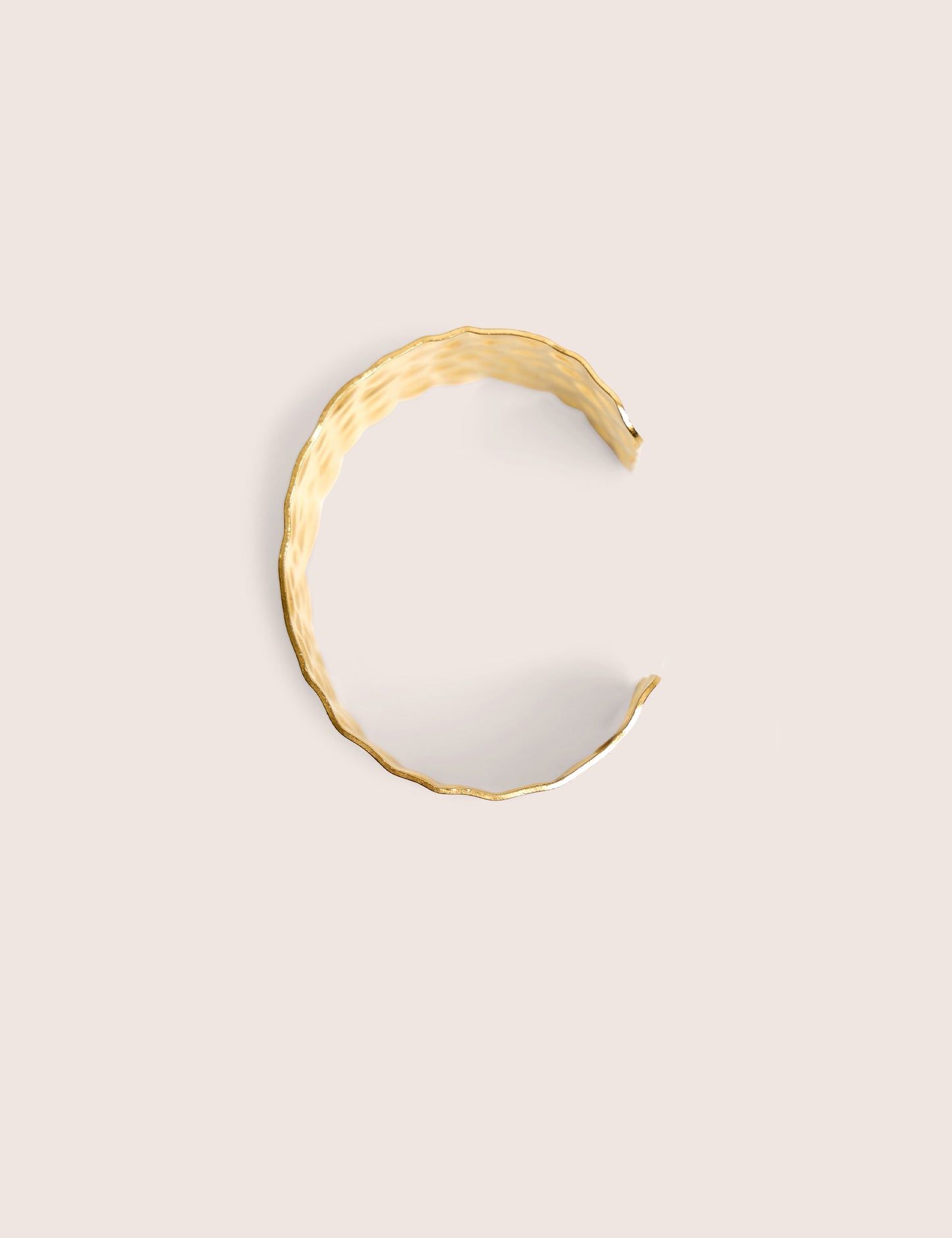 Brazalete rígido chapado en oro texturizado