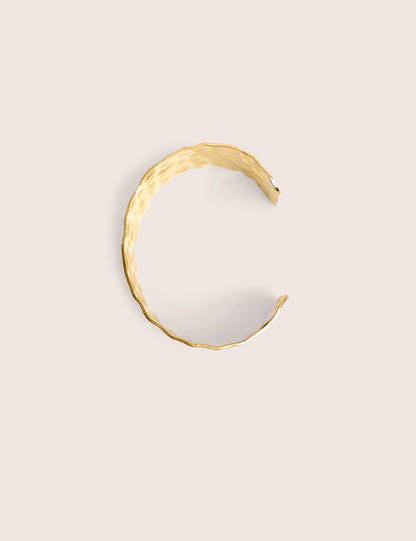 Brazalete rígido chapado en oro texturizado
