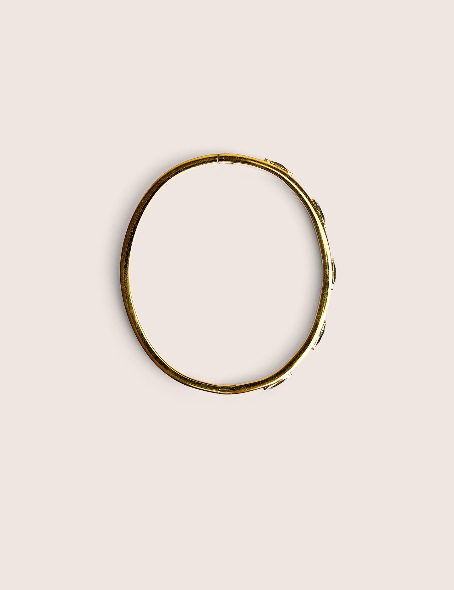 Brazalete chapado en oro con piedras de vidrio