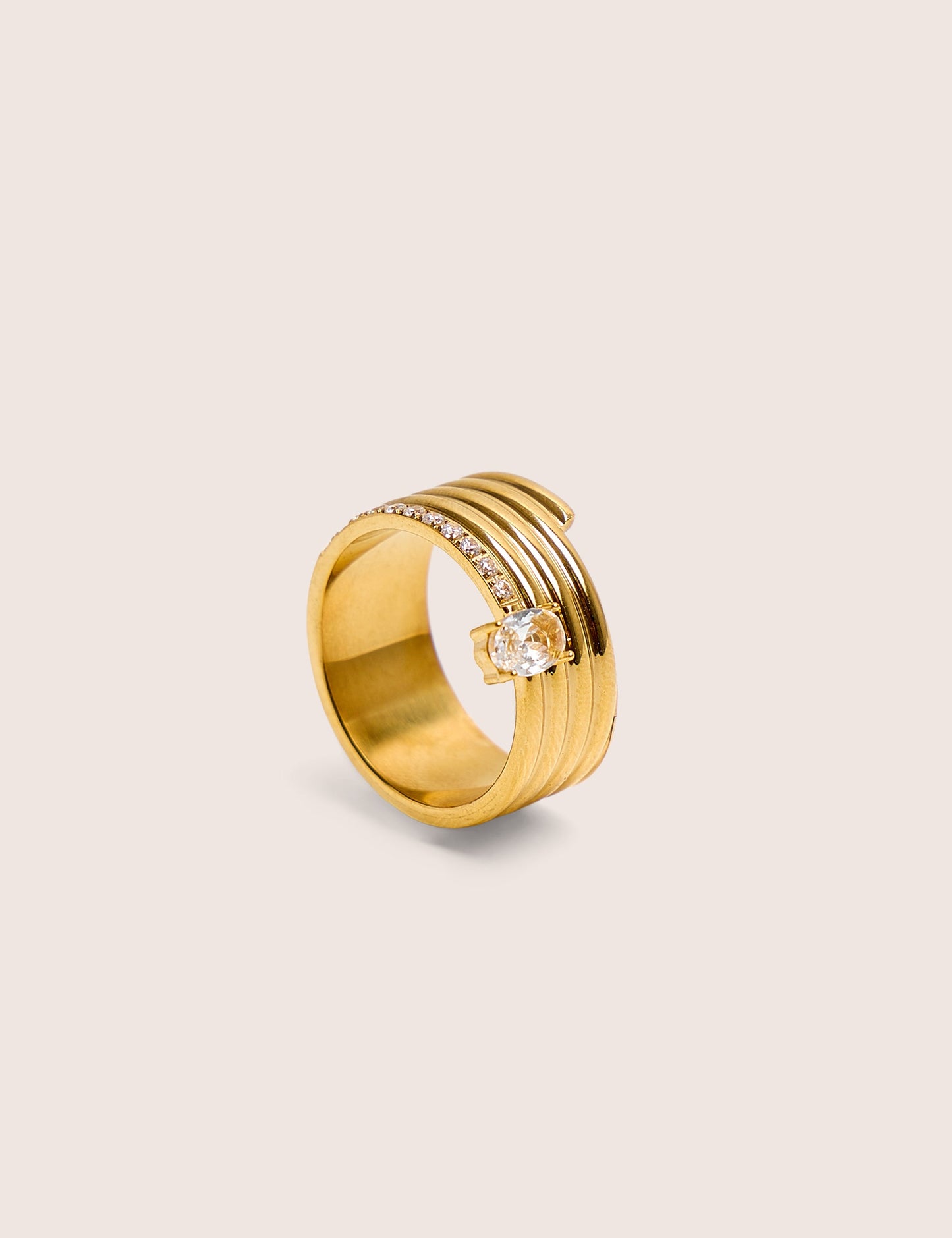 Anillo de oro en capas con detalle de diamante