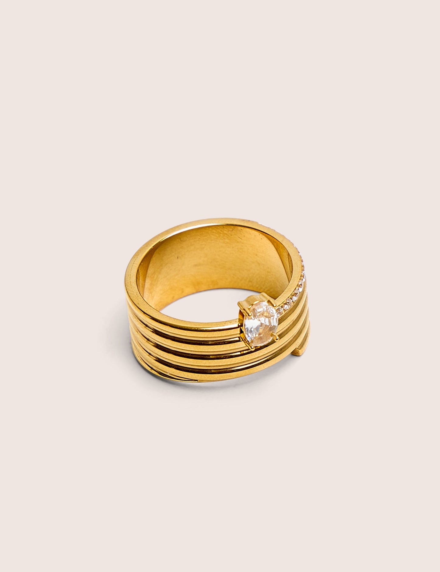Anillo de oro en capas con detalle de diamante
