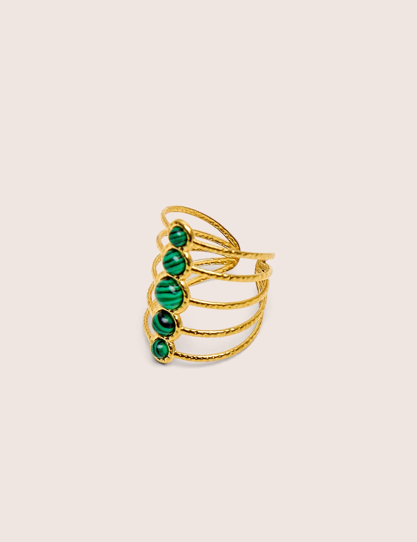 Anillo ajustable de resina en capas con acabado dorado