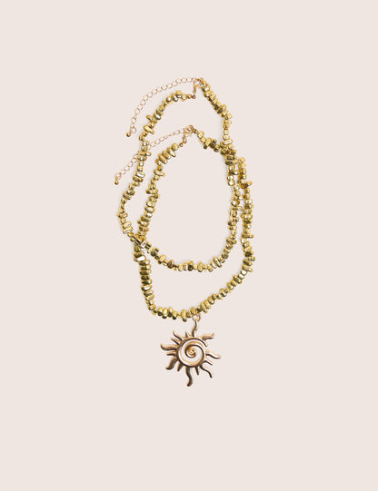 Collar dorado en capas