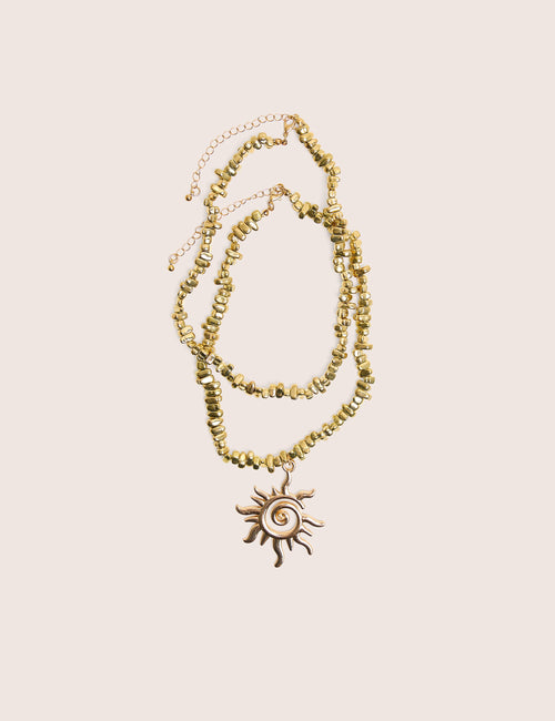 Collar dorado en capas