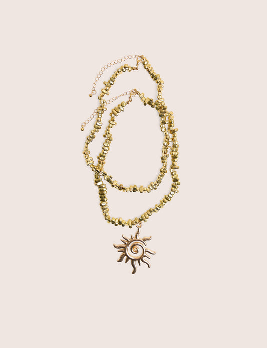 Collar dorado en capas
