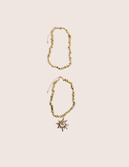 Collar dorado en capas
