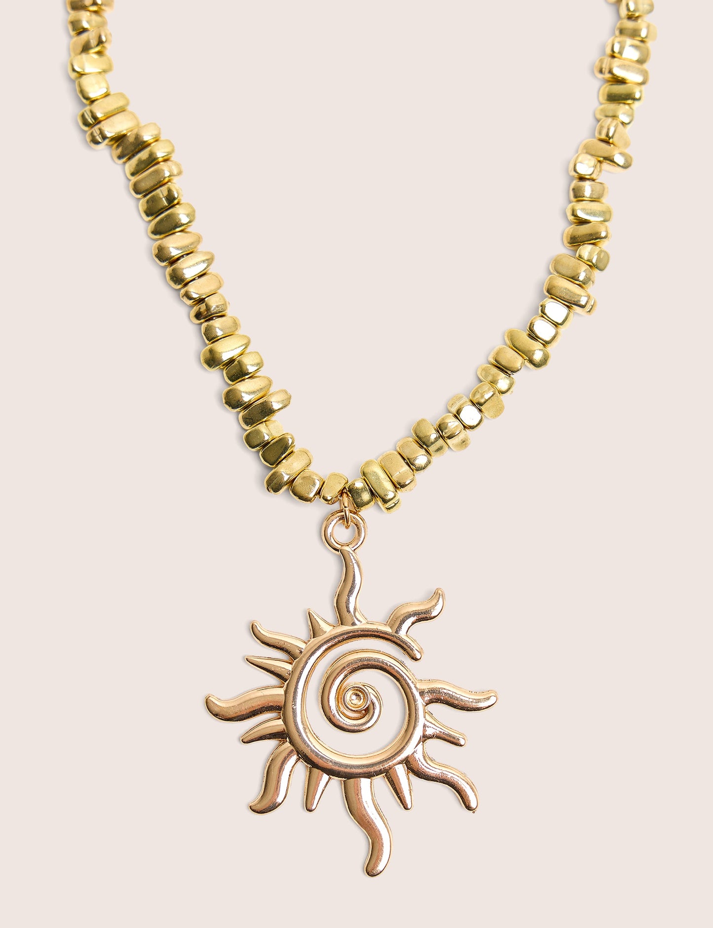 Collar dorado en capas