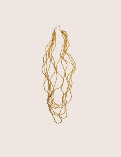 Collar largo en capas de cuentas doradas