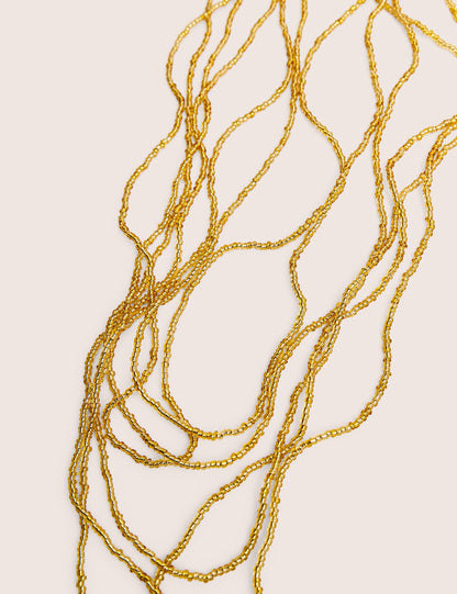 Collar largo en capas de cuentas doradas