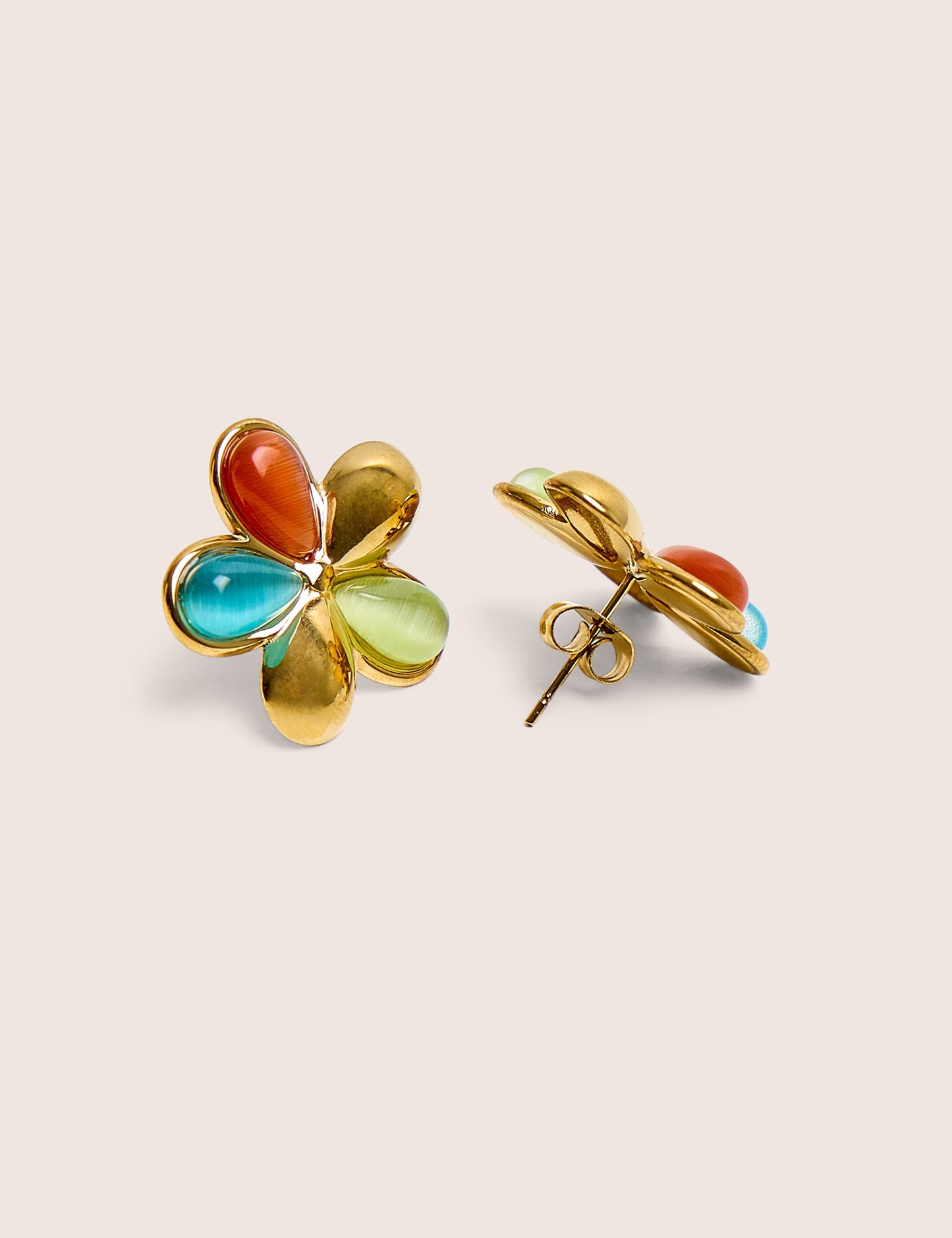 Arete de flor multicolor en dorado