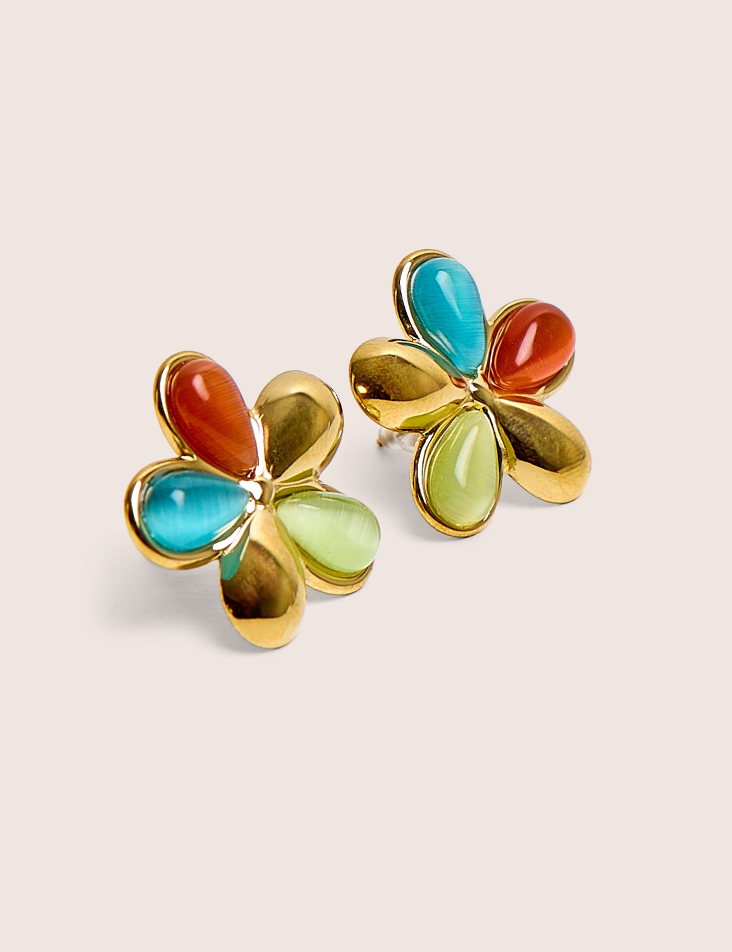 Arete de flor multicolor en dorado