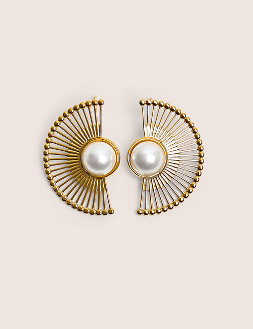 Aretes en Forma de Media Luna con Detalle de Perlas en Dorado