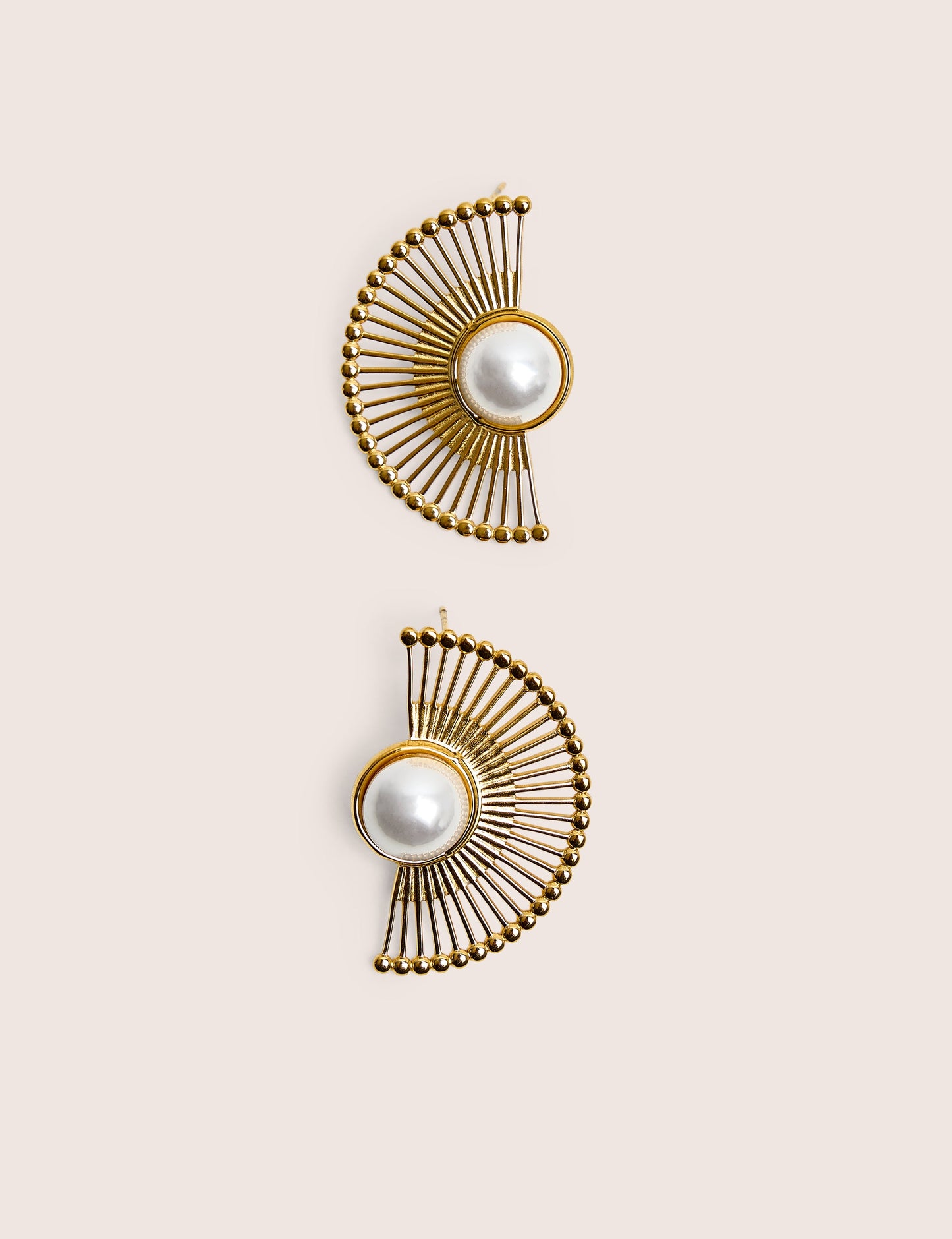 Aretes en Forma de Media Luna con Detalle de Perlas en Dorado