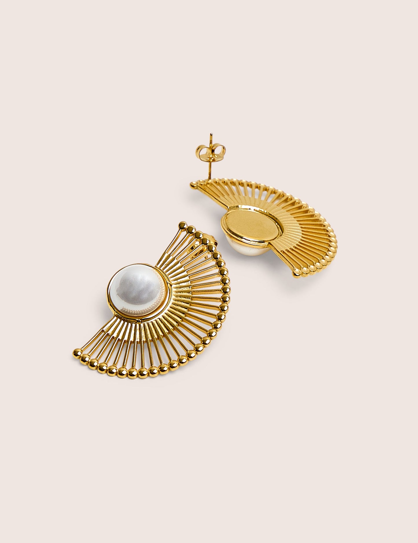 Aretes en Forma de Media Luna con Detalle de Perlas en Dorado
