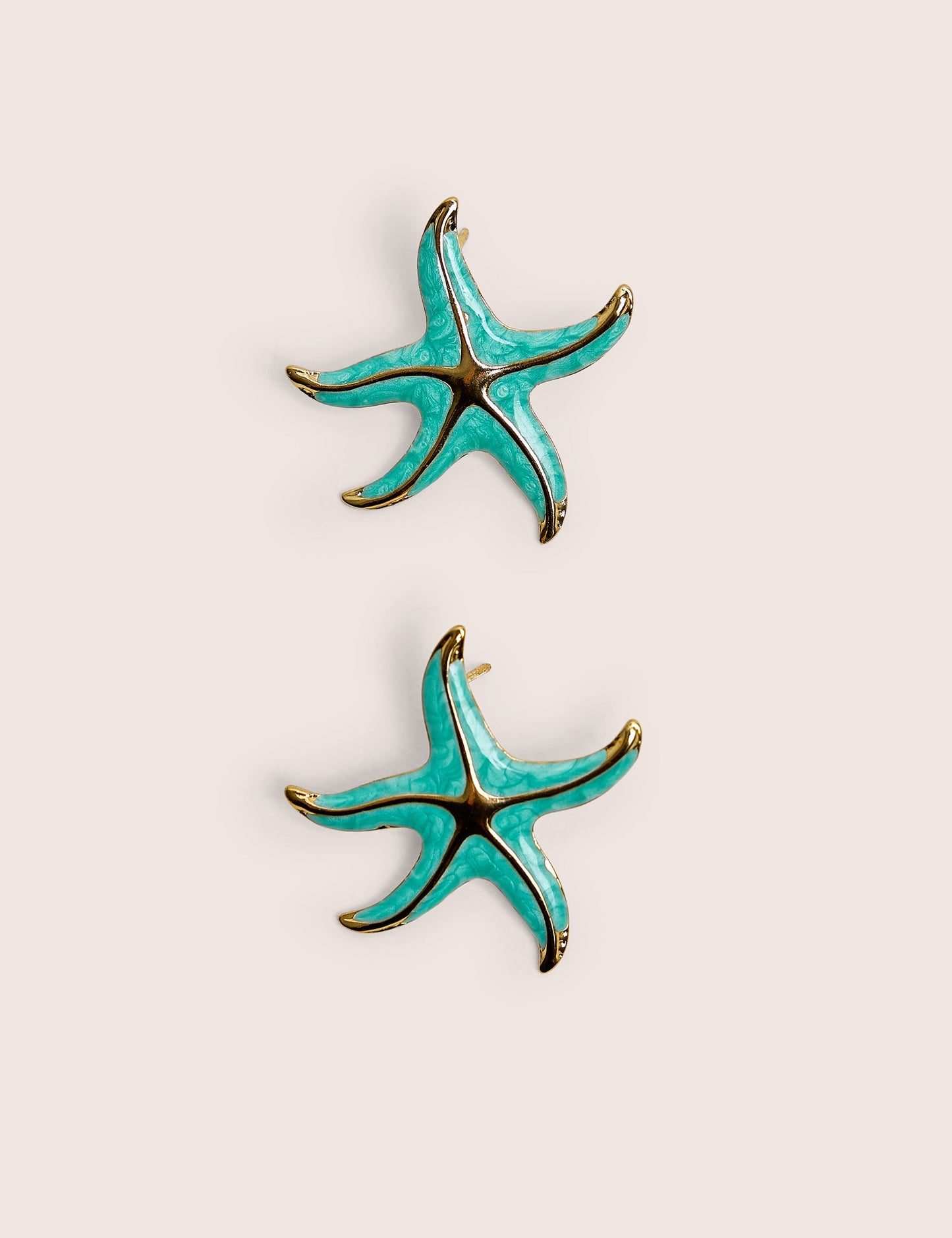 Arete de estrella de mar azul con detalle dorado
