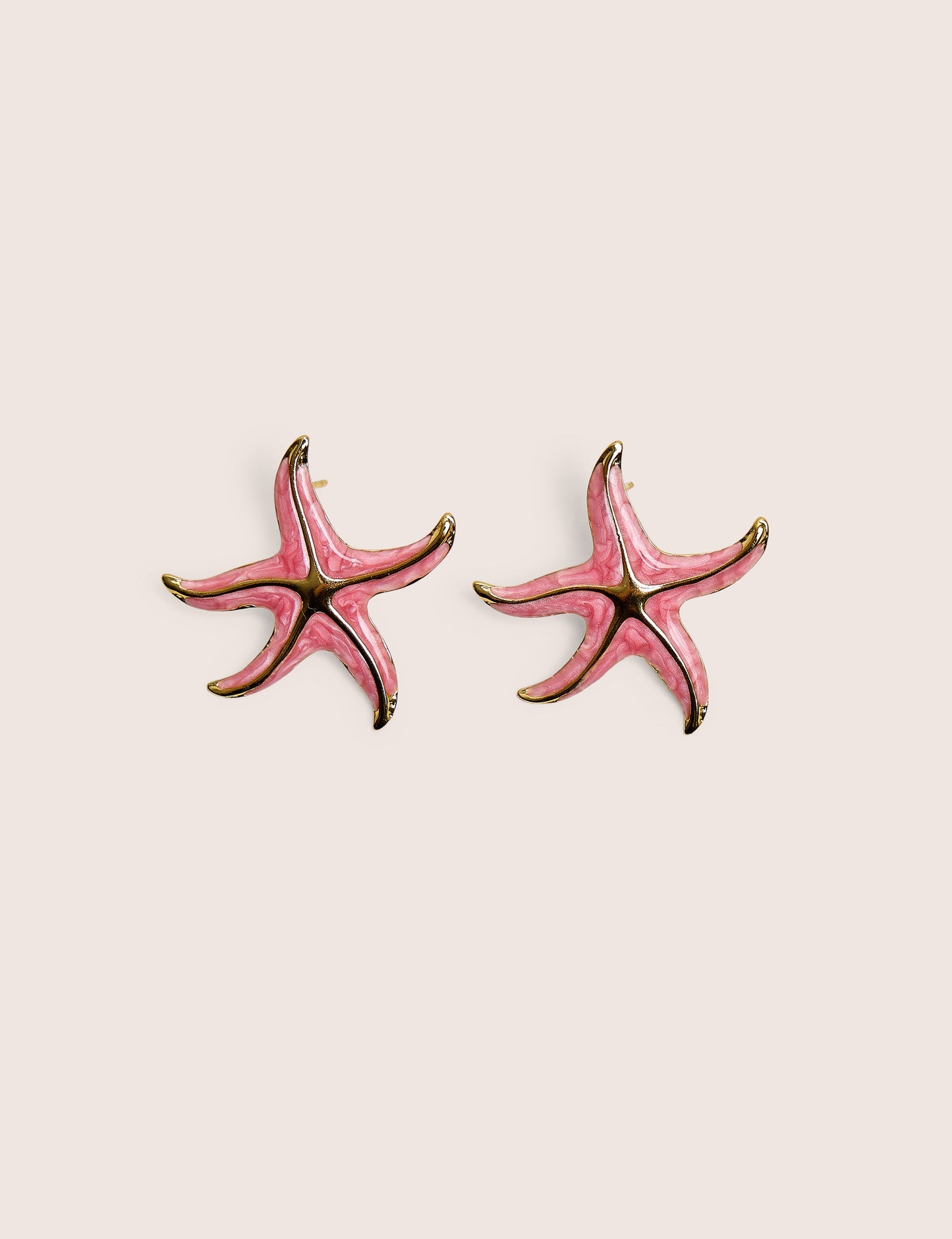 Arete de estrella de mar rosa con detalle dorado