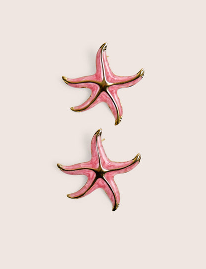 Arete de estrella de mar rosa con detalle dorado