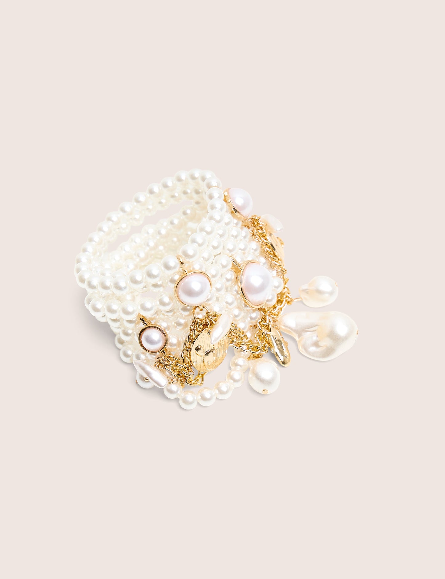 Pulsera de perlas en capas con dijes de oro