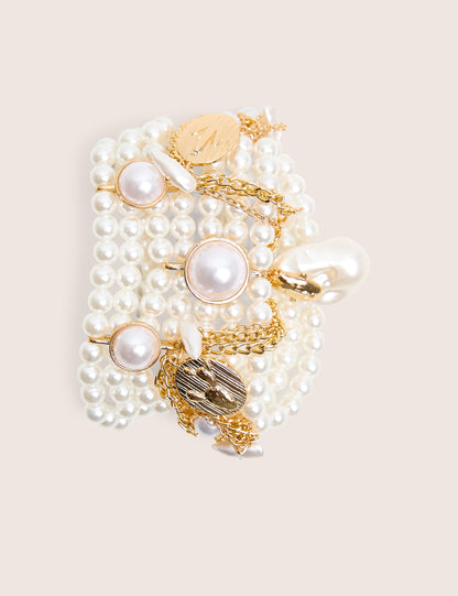 Pulsera de perlas en capas con dijes de oro