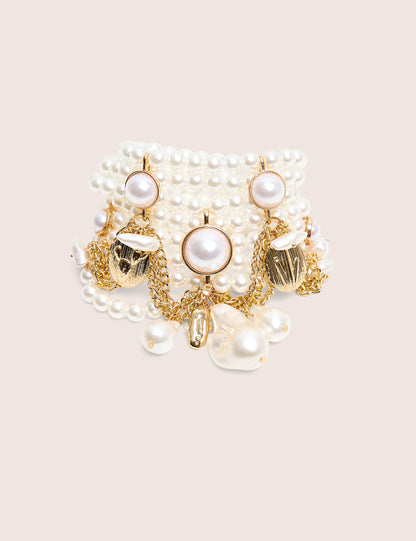 Pulsera de perlas en capas con dijes de oro