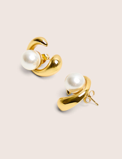 Pendientes de forma abstracta con perla y baño de oro