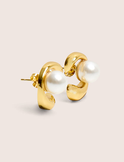 Pendientes de forma abstracta con perla y baño de oro