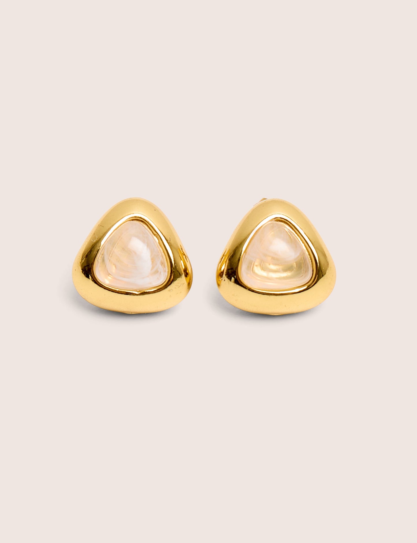 Pendientes triangulares bañados en oro
