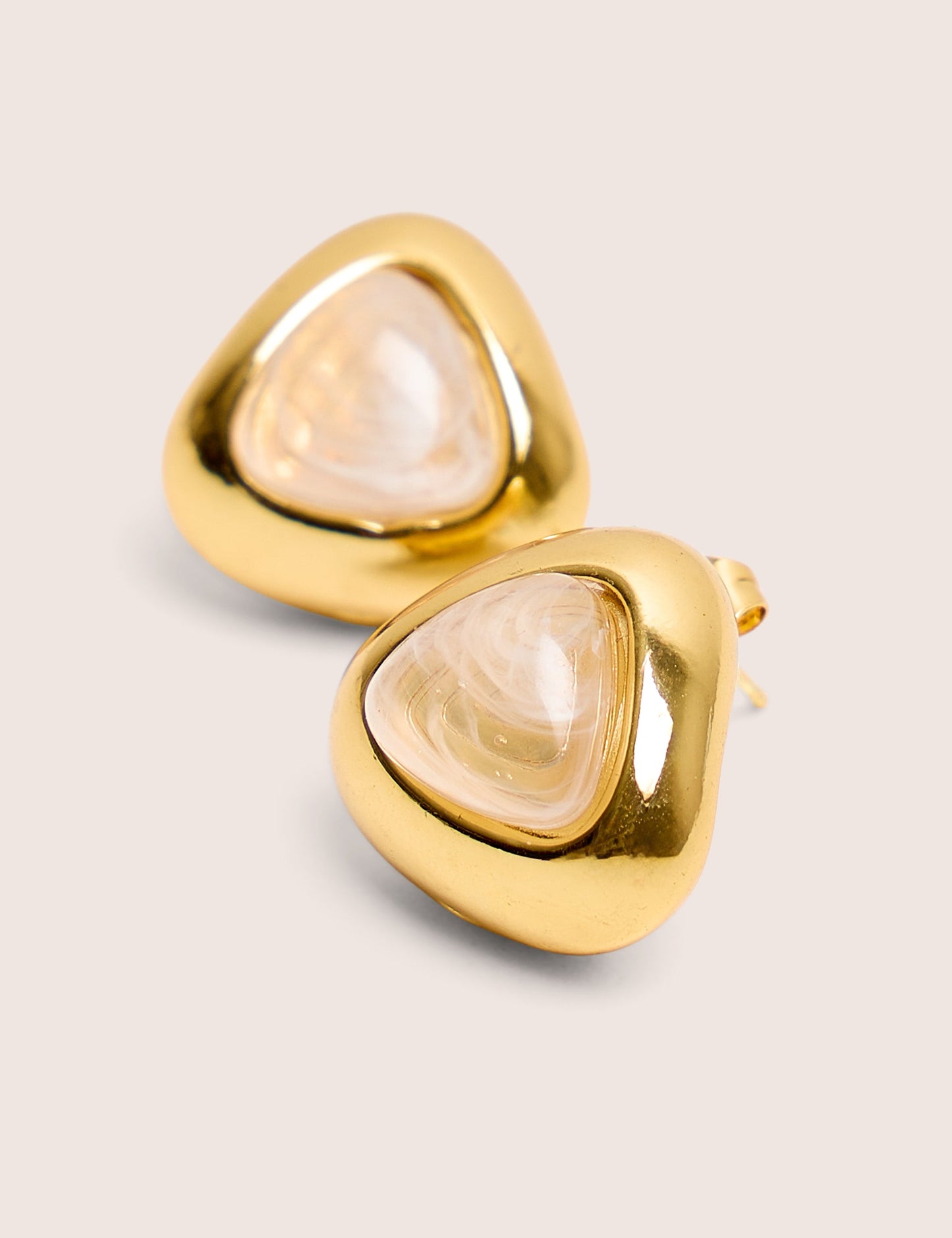 Pendientes triangulares bañados en oro