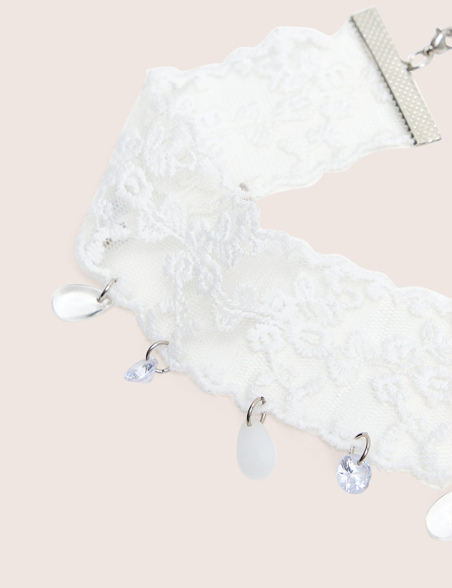 Choker de encaje con detalle adornado