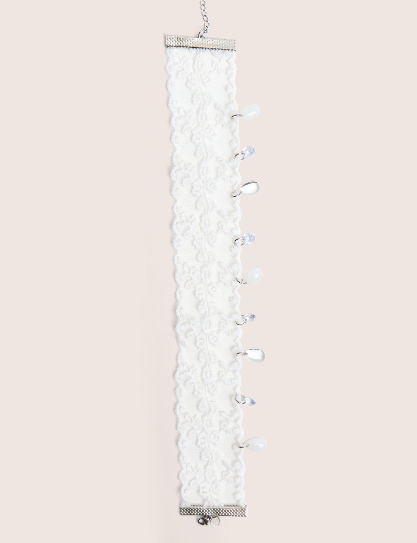 Choker de encaje con detalle adornado
