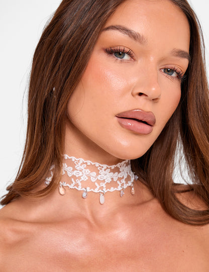 Choker de encaje con detalle adornado