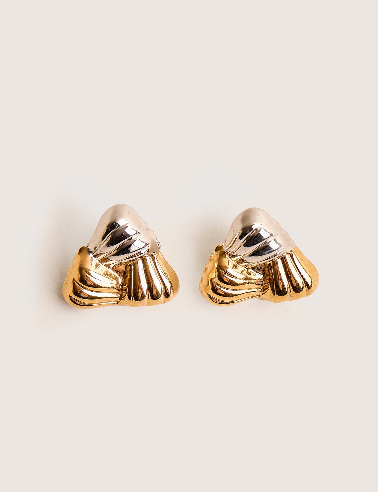 Aretes triangulares de metales mixtos en plata y oro