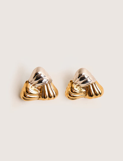 Aretes triangulares de metales mixtos en plata y oro