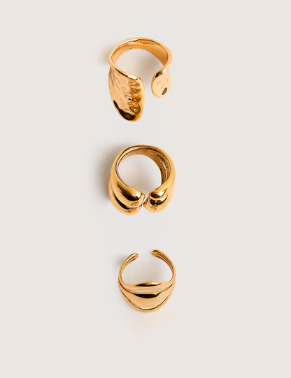 Trío de anillos apilables gruesos en dorado, con diseño abstracto