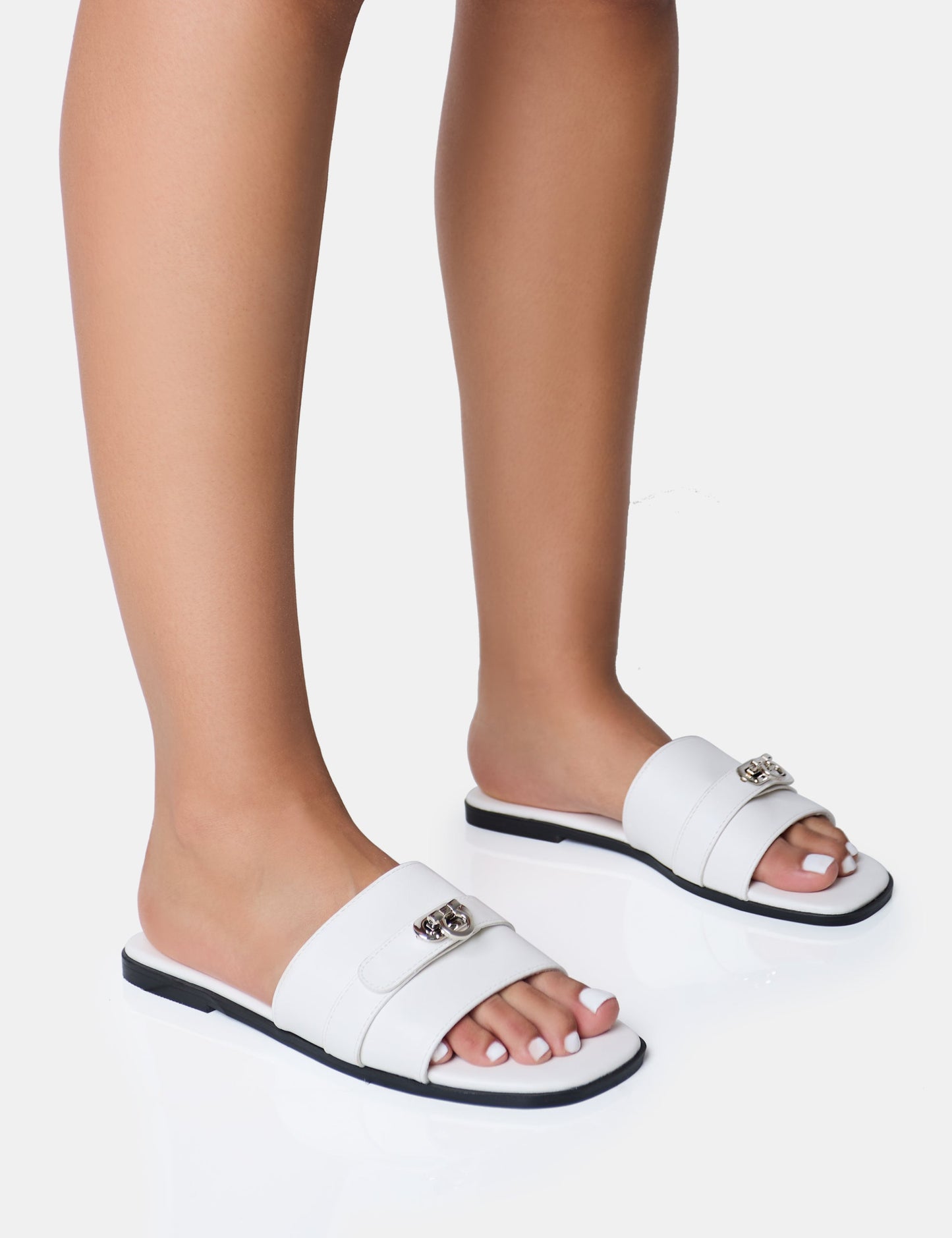 Sandalias planas blancas con ribete de hebilla
